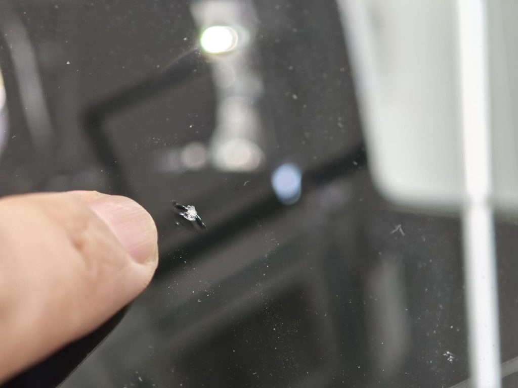 岡山市のお客様にフロントガラス飛び石修理 ジムニー【nexus株式会社】