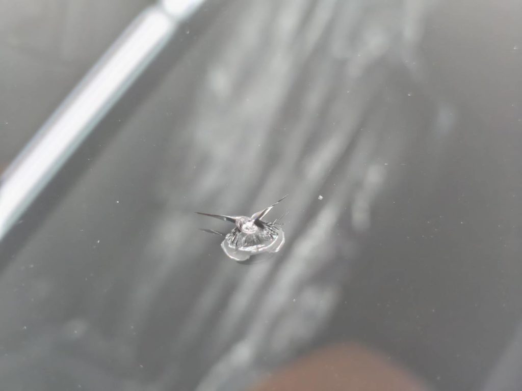 玉野市のお客様にフロントガラス飛び石修理　アウトランダー【nexus株式会社】