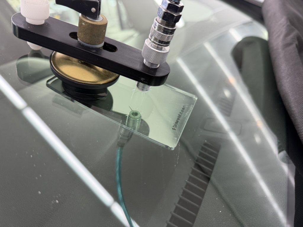 倉敷市のお客様にフロントガラス飛び石修理 シャトル【nexus株式会社】