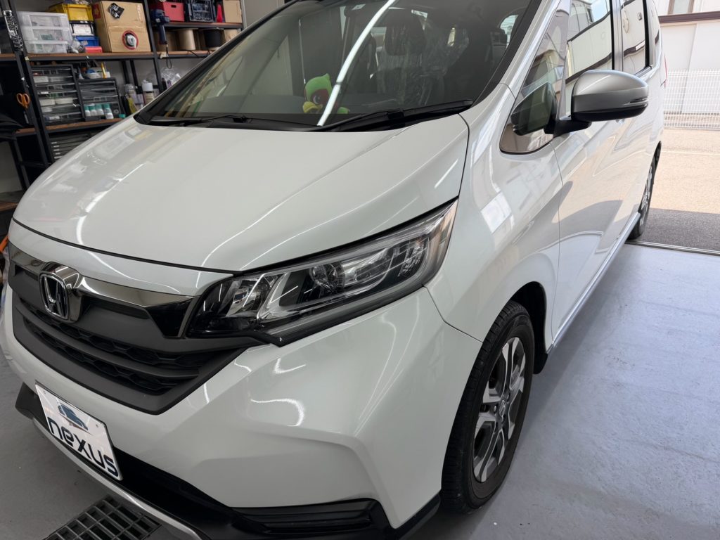 岡山市のお客様にフロントガラス飛び石修理　フリード【nexus株式会社】