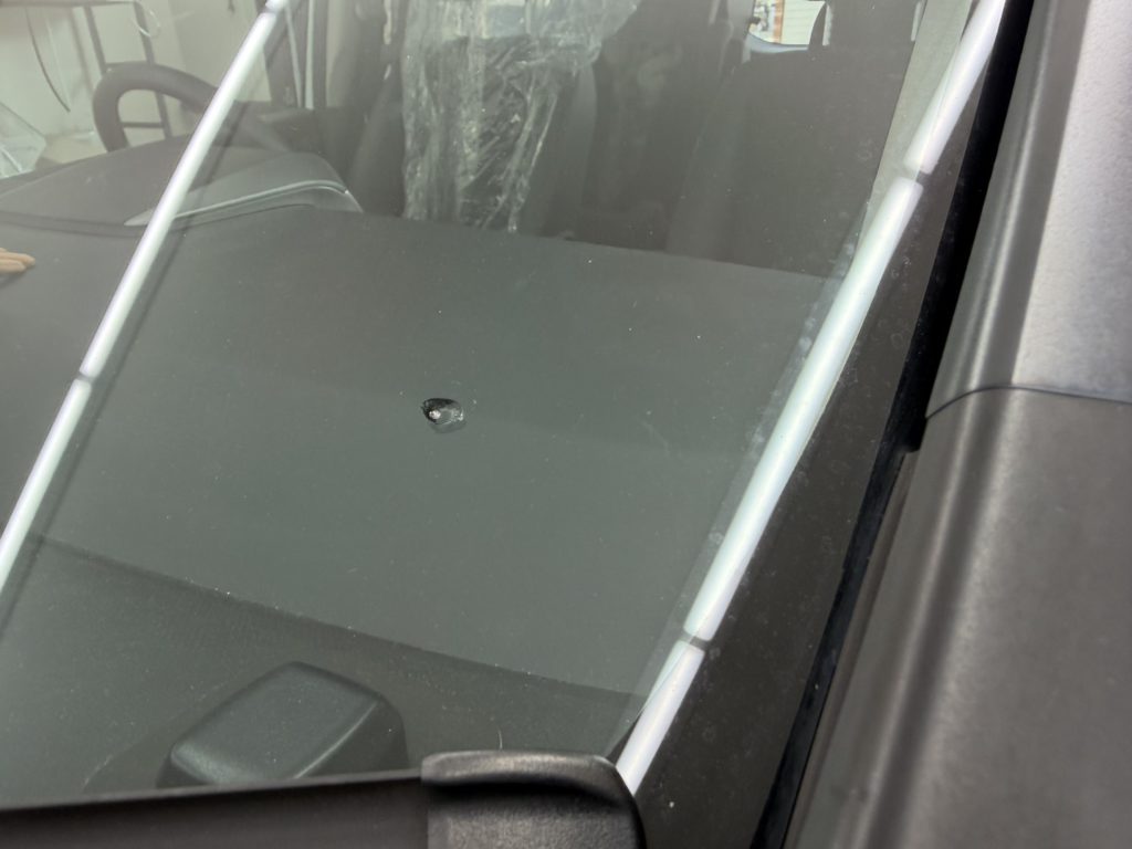 岡山市のお客様にフロントガラス飛び石修理　フリード【nexus株式会社】