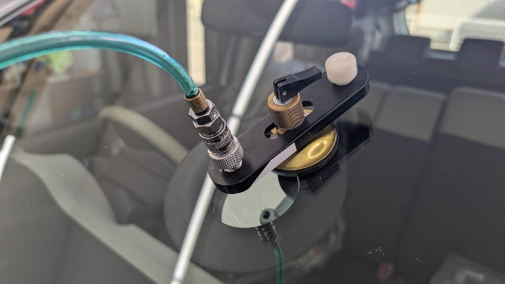 岡山市のお客様にフロントガラス飛び石修理　パッソ【nexus株式会社】