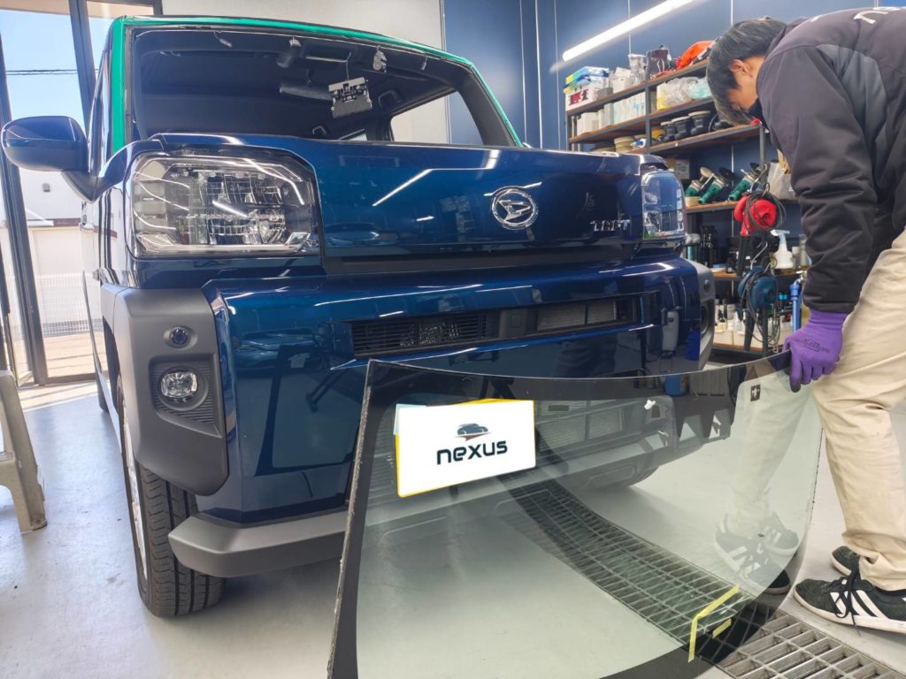 倉敷市のお客様にフロントガラス交換　タフト【nexus株式会社】