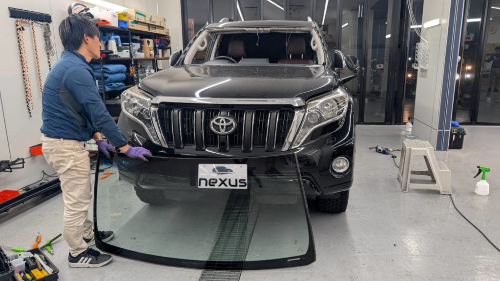 岡山市のお客様にフロントガラス交換 プラド【nexus株式会社】
