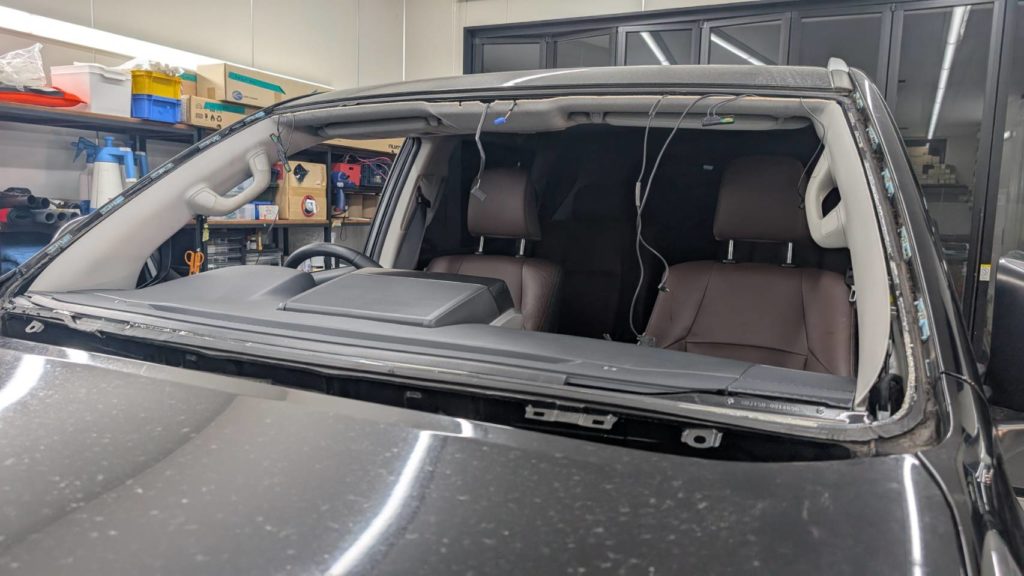 岡山市のお客様にフロントガラス交換 プラド【nexus株式会社】