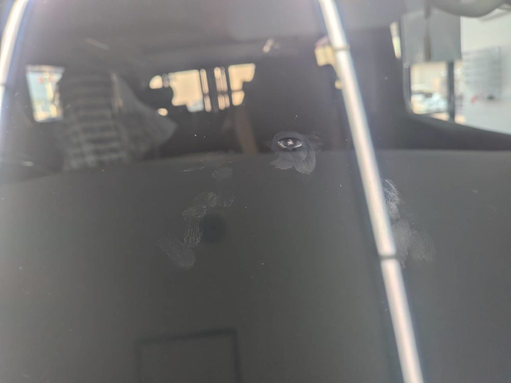 岡山市のお客様にフロントガラス飛び石修理 ヴェルファイア【nexus株式会社】