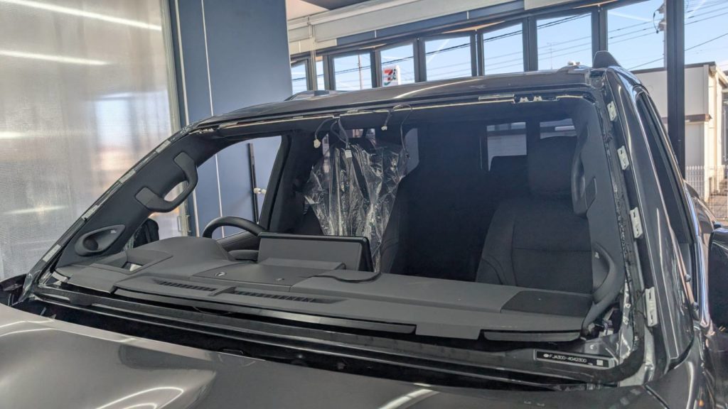 和気郡のお客様にフロントガラス交換　ランクル300【nexus株式会社】