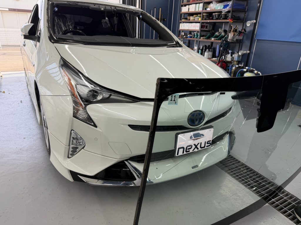 岡山市のお客様にフロントガラス交換　プリウス【nexus株式会社】