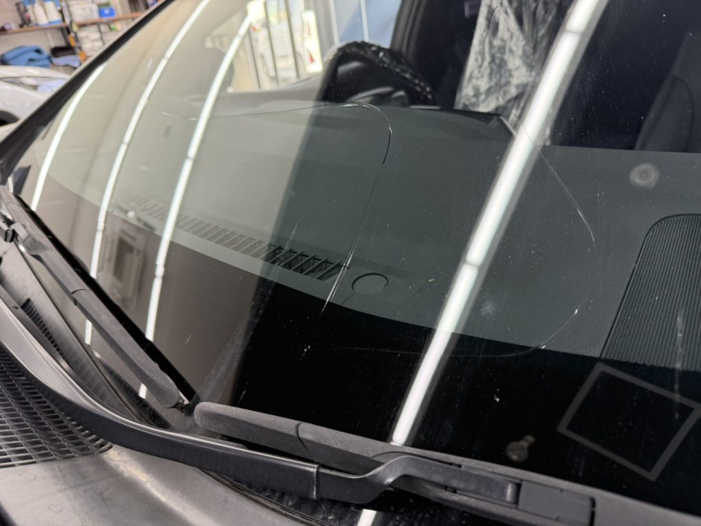 岡山市のお客様にフロントガラス交換　プリウス【nexus株式会社】