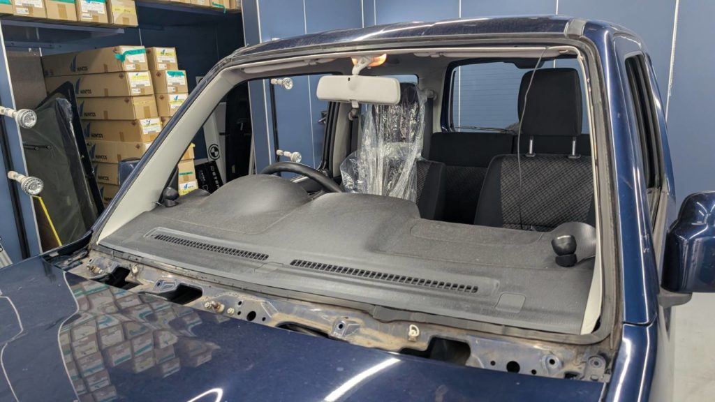 真庭市のお客様にフロントガラス交換　ジムニー【nexus株式会社】