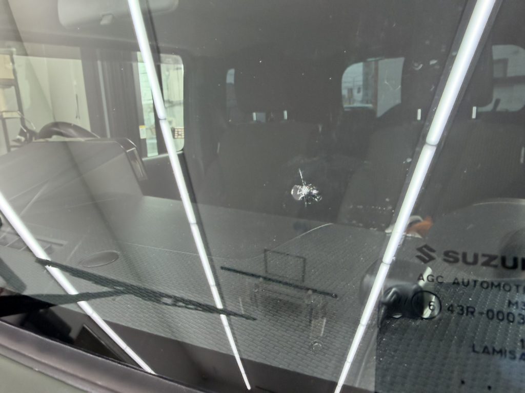 岡山市のお客様にフロントガラス飛び石修理　ジムニー【nexus株式会社】