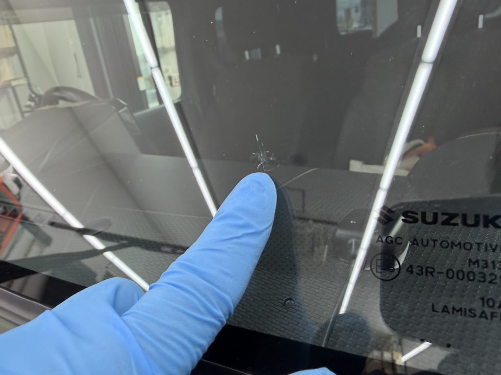 岡山市のお客様にフロントガラス飛び石修理　ジムニー【nexus株式会社】