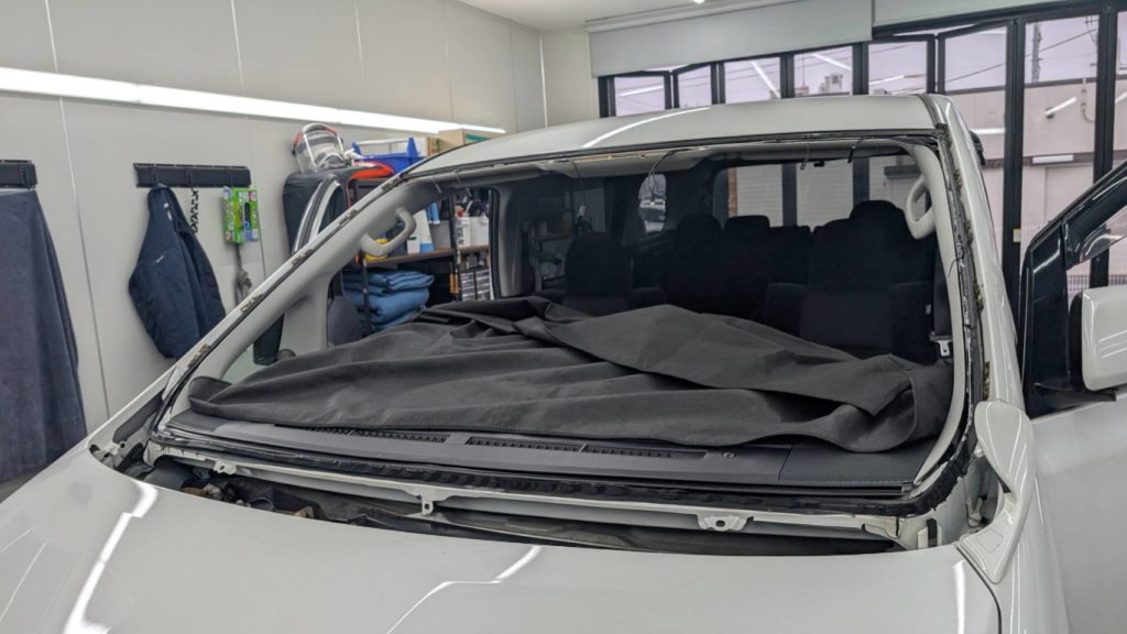 倉敷市のお客様にフロントガラス交換　アルファード【nexus株式会社】