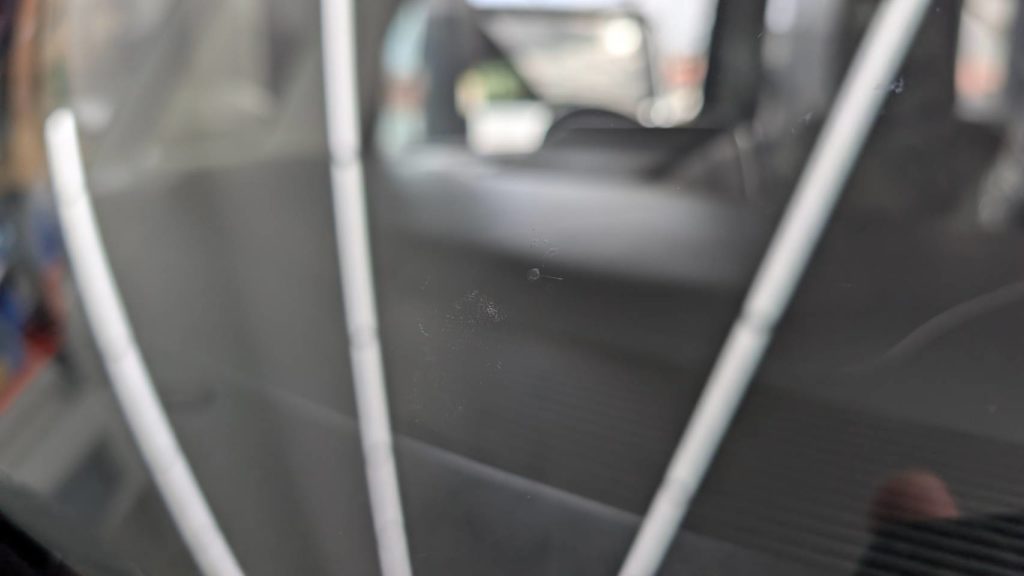 岡山市のお客様にフロントガラス飛び石修理　スペーシア【nexus株式会社】