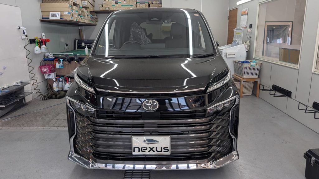岡山市のお客様にフロントガラス交換　VOXY【nexus株式会社】