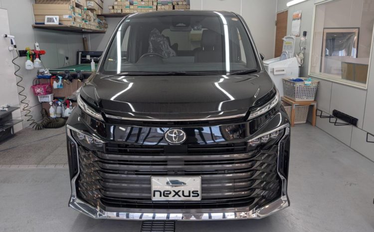 岡山市のお客様にフロントガラス交換　VOXY【nexus株式会社】