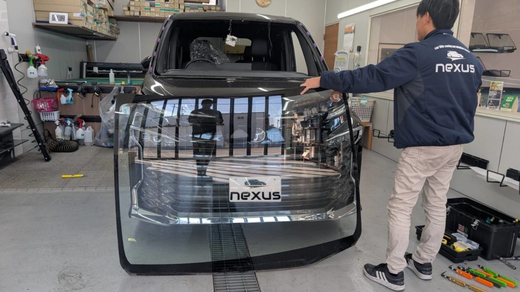 岡山市のお客様にフロントガラス交換　VOXY【nexus株式会社】