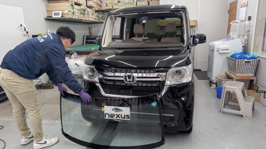 和気郡のお客様にフロントガラス交換 N-BOX【nexus株式会社】