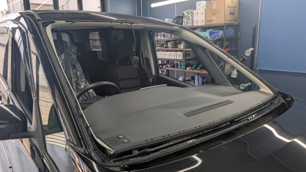 倉敷市のお客様にフロントガラス交換　セレナ【nexus株式会社】