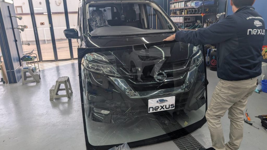 倉敷市のお客様にフロントガラス交換　セレナ【nexus株式会社】