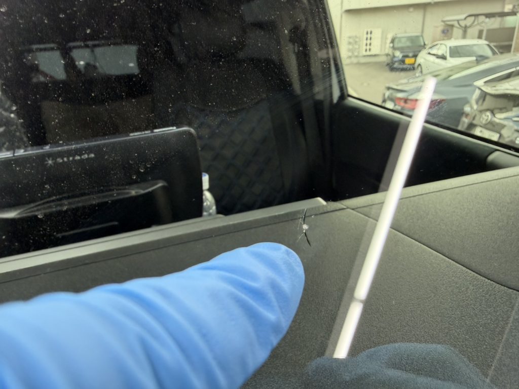 岡山市のお客様にフロントガラス飛び石修理　ハイエース【nexus株式会社】