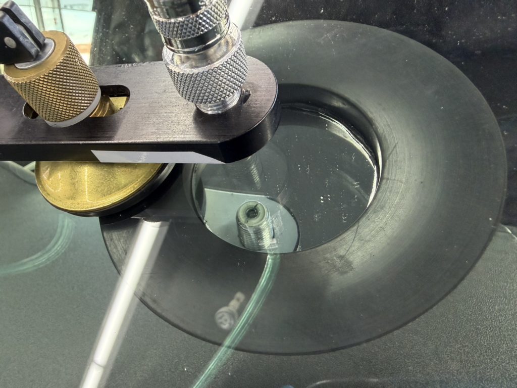 岡山市のお客様にフロントガラス飛び石修理　ハイエース【nexus株式会社】