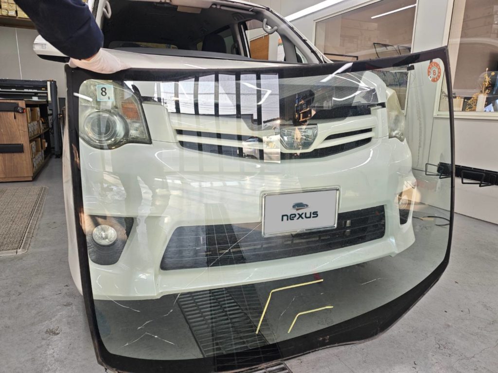 真庭市のお客様にフロントガラス交換　ノア【nexus株式会社】