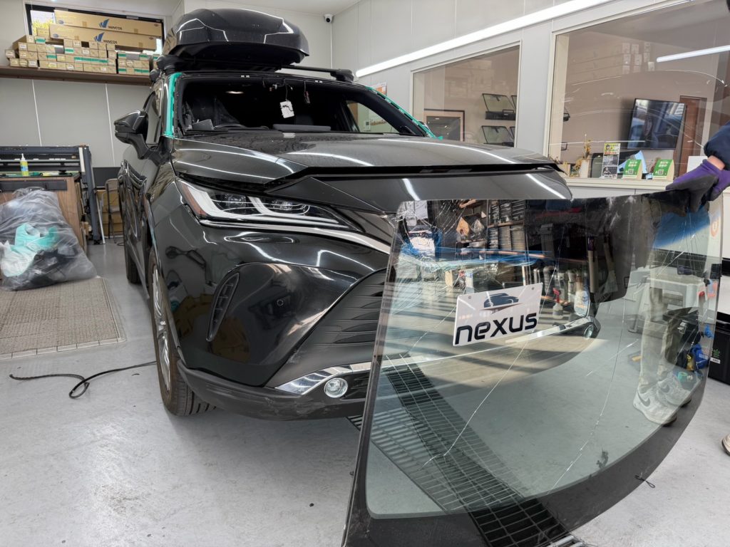 岡山市のお客様にフロントガラス交換　ハリアー【nexus株式会社】