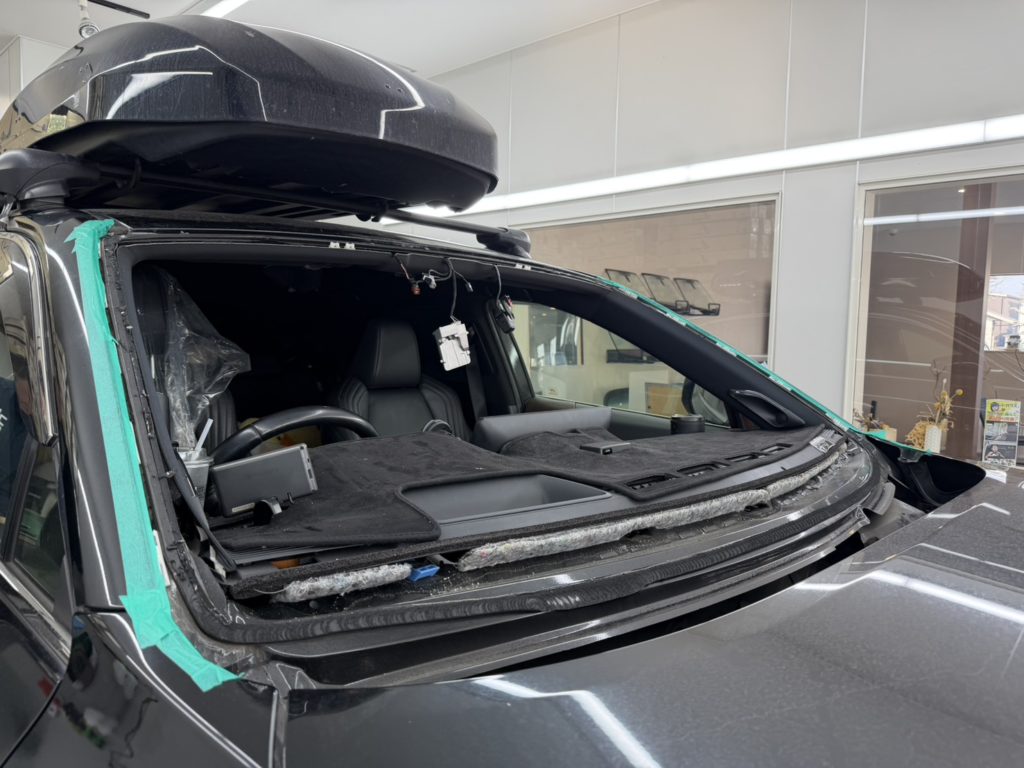 岡山市のお客様にフロントガラス交換　ハリアー【nexus株式会社】