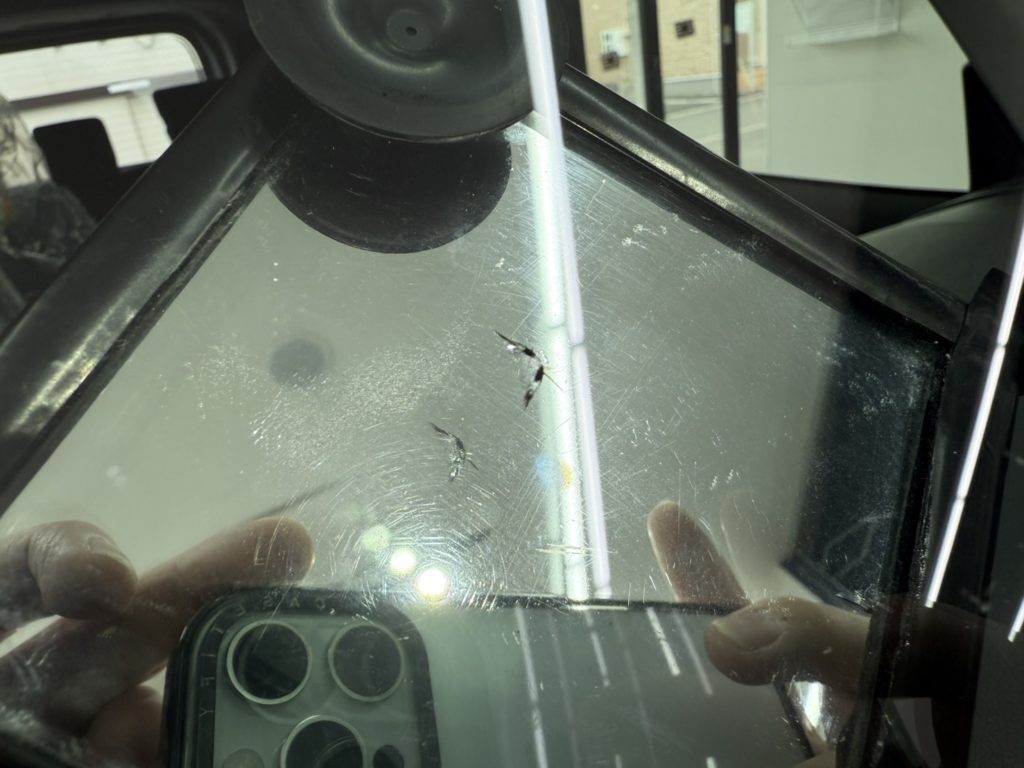 東京都のお客様にフロントガラス飛び石修理 トール【nexus株式会社】