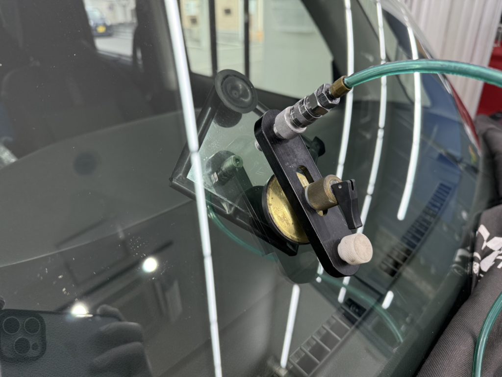 東京都のお客様にフロントガラス飛び石修理 トール【nexus株式会社】