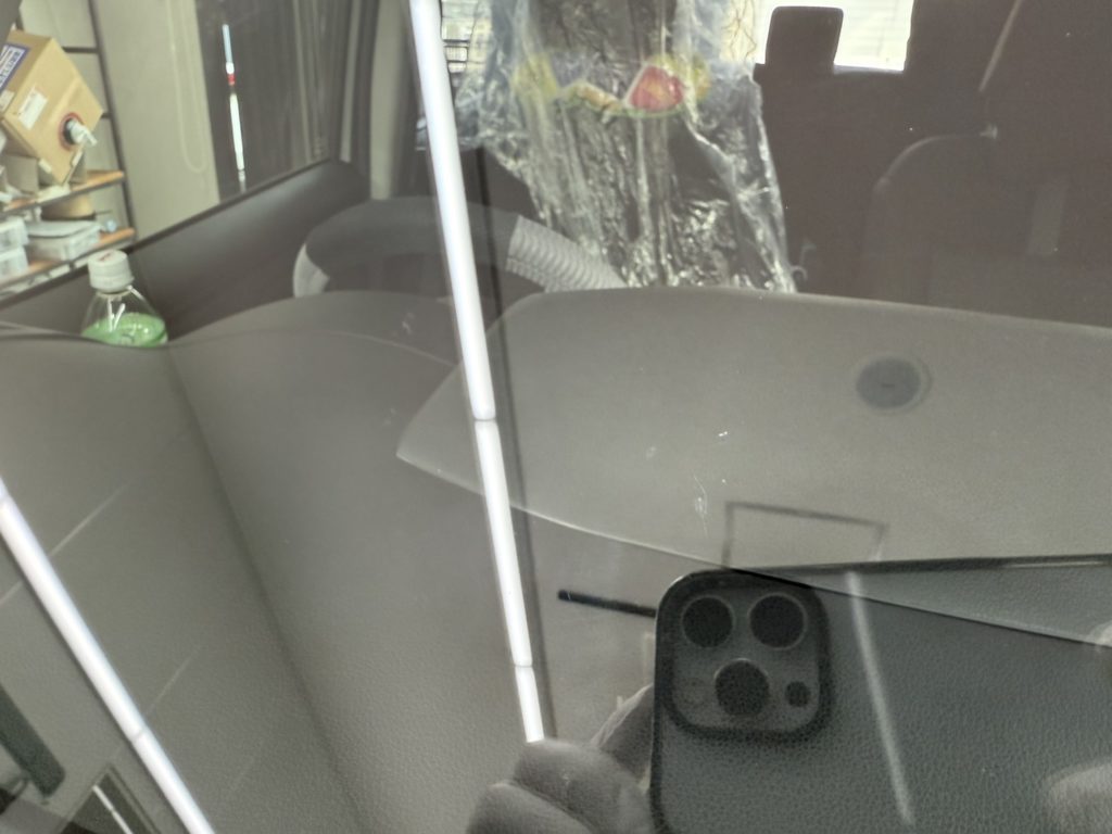 東京都のお客様にフロントガラス飛び石修理 トール【nexus株式会社】