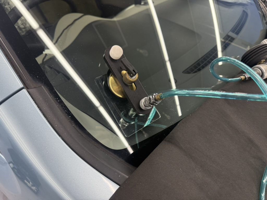 倉敷市のお客様にフロントガラス飛び石修理　ワゴンR【nexus株式会社】