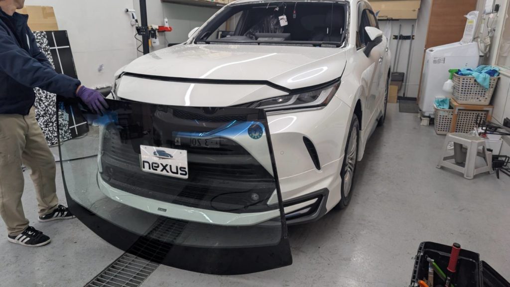 福山市のお客様にフロントガラス交換　ハリアー【nexus株式会社】