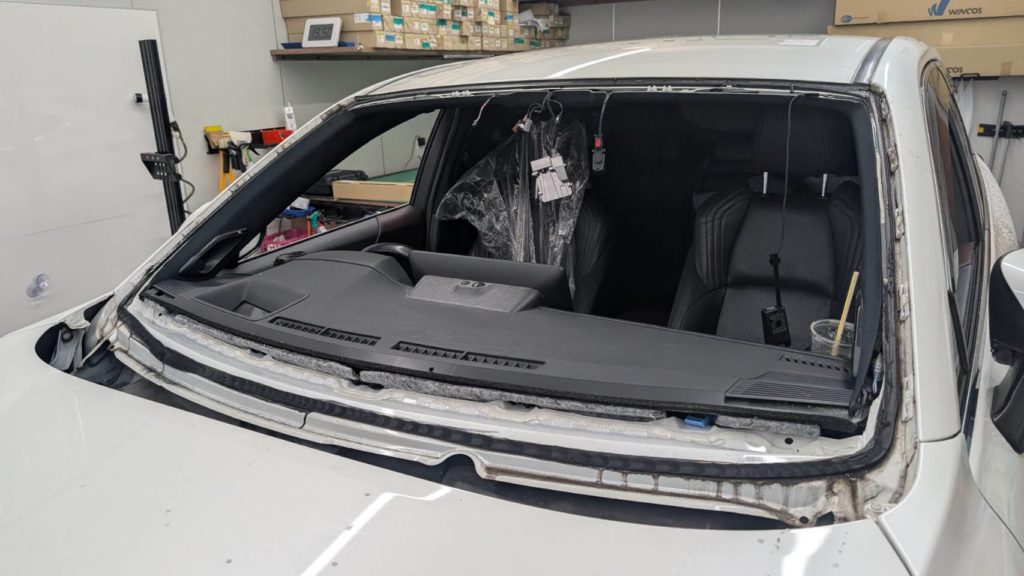 福山市のお客様にフロントガラス交換　ハリアー【nexus株式会社】