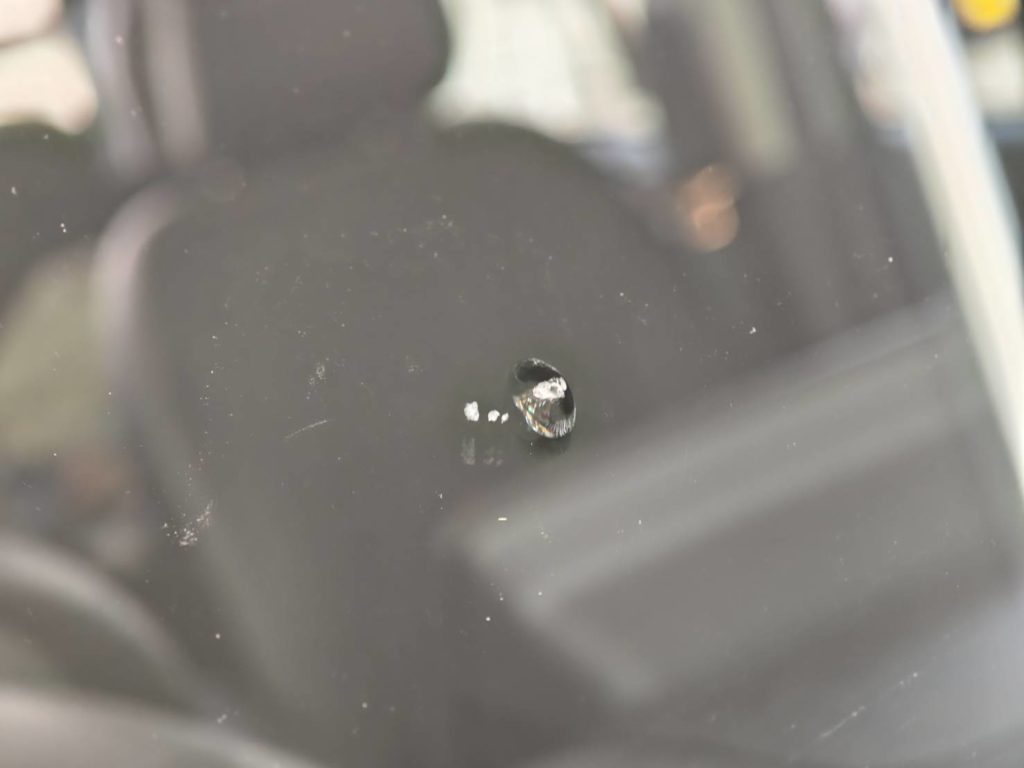 岡山市のお客様にフロントガラス飛び石修理 デリカミニ【nexus株式会社】