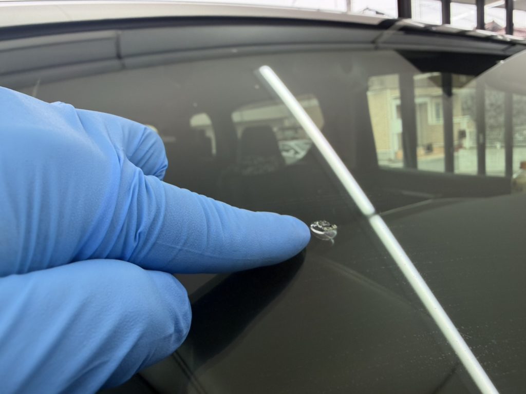 玉野市のお客様にフロントガラス飛び石修理　アルファード【nexus株式会社】