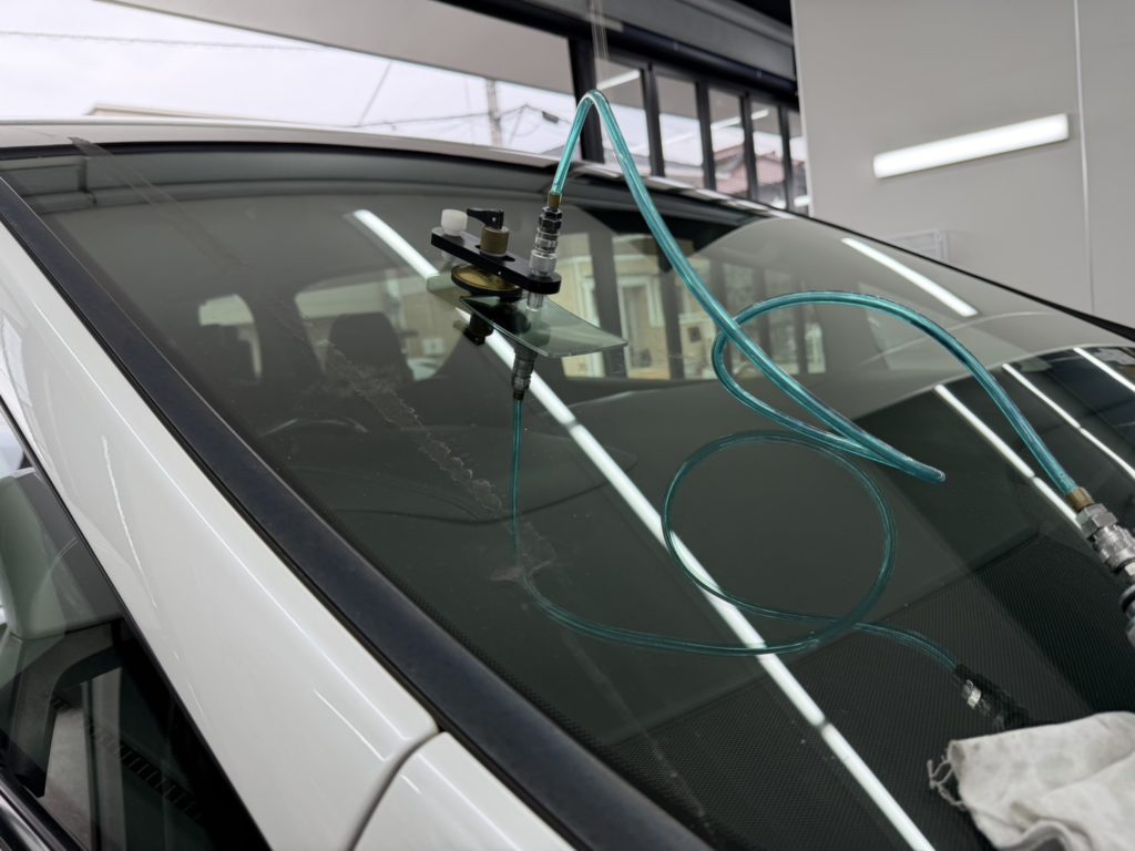 玉野市のお客様にフロントガラス飛び石修理　アルファード【nexus株式会社】