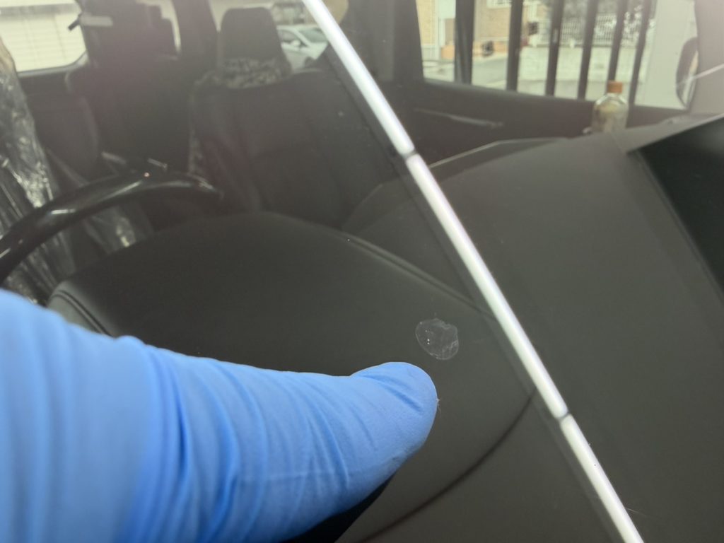 玉野市のお客様にフロントガラス飛び石修理　アルファード【nexus株式会社】