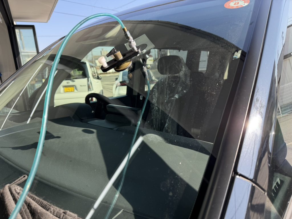 広島市のお客様にフロントガラス飛び石修理 ステップワゴン【nexus株式会社】