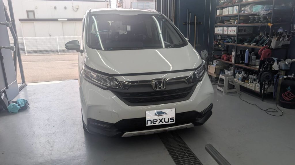 岡山市のお客様にフロントガラス交換 フリード【nexus株式会社】