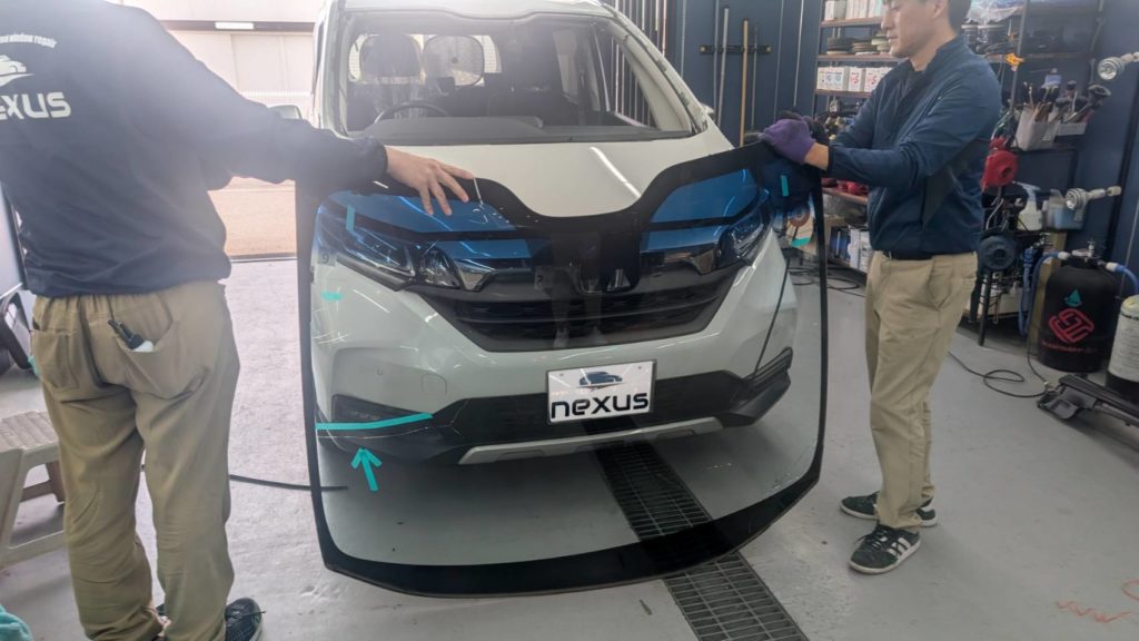 岡山市のお客様にフロントガラス交換 フリード【nexus株式会社】