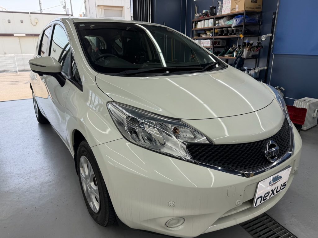 大阪府のお客様にフロントガラス飛び石修理　ノート【nexus株式会社】