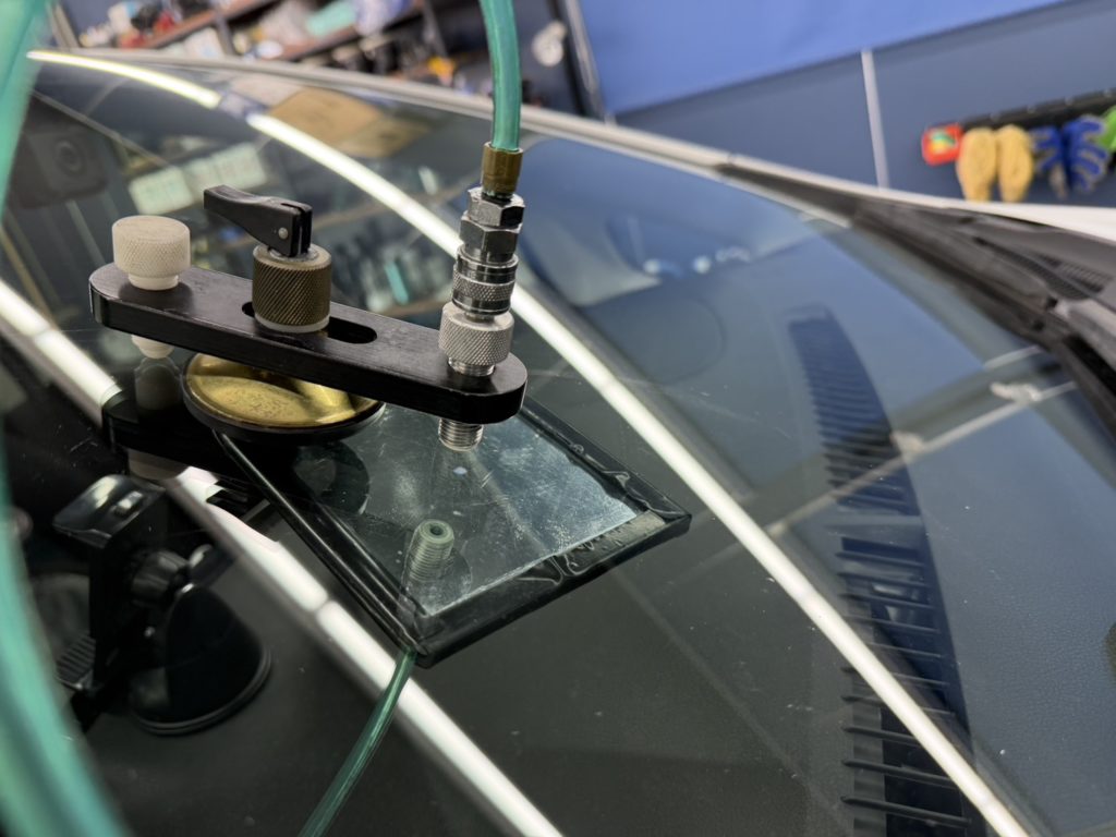 大阪府のお客様にフロントガラス飛び石修理　ノート【nexus株式会社】