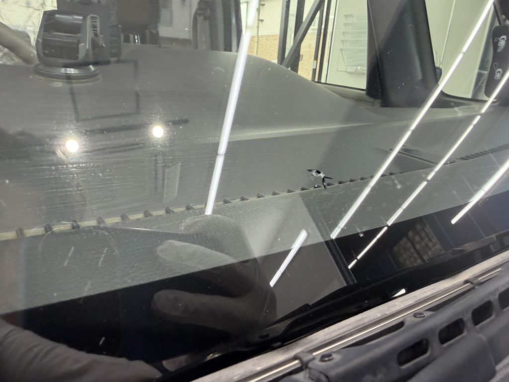 岡山市のお客様にフロントガラス飛び石修理　N-BOX【nexus株式会社】